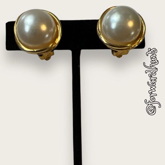 Vintage Faux Pearl Gold Tone Non-Pierced Clip-On Earrings - Picture 1 of 8